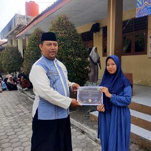 Penyerahan Penghargaan Siswa Terbaik